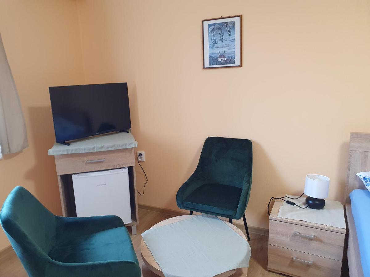 Pension Zeleny Strom Мікулов Екстер'єр фото