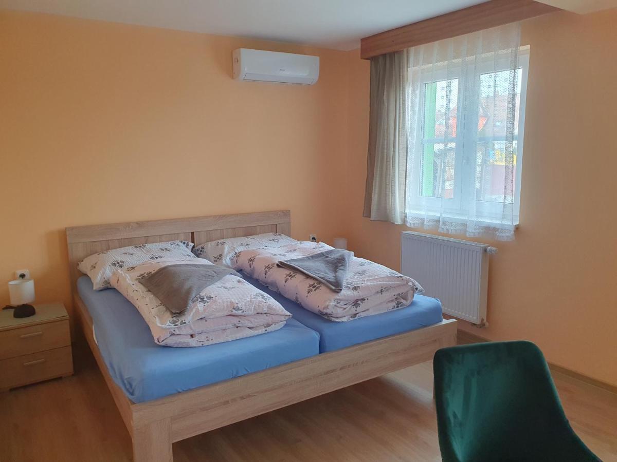 Pension Zeleny Strom Мікулов Екстер'єр фото