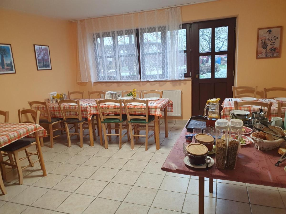 Pension Zeleny Strom Мікулов Екстер'єр фото