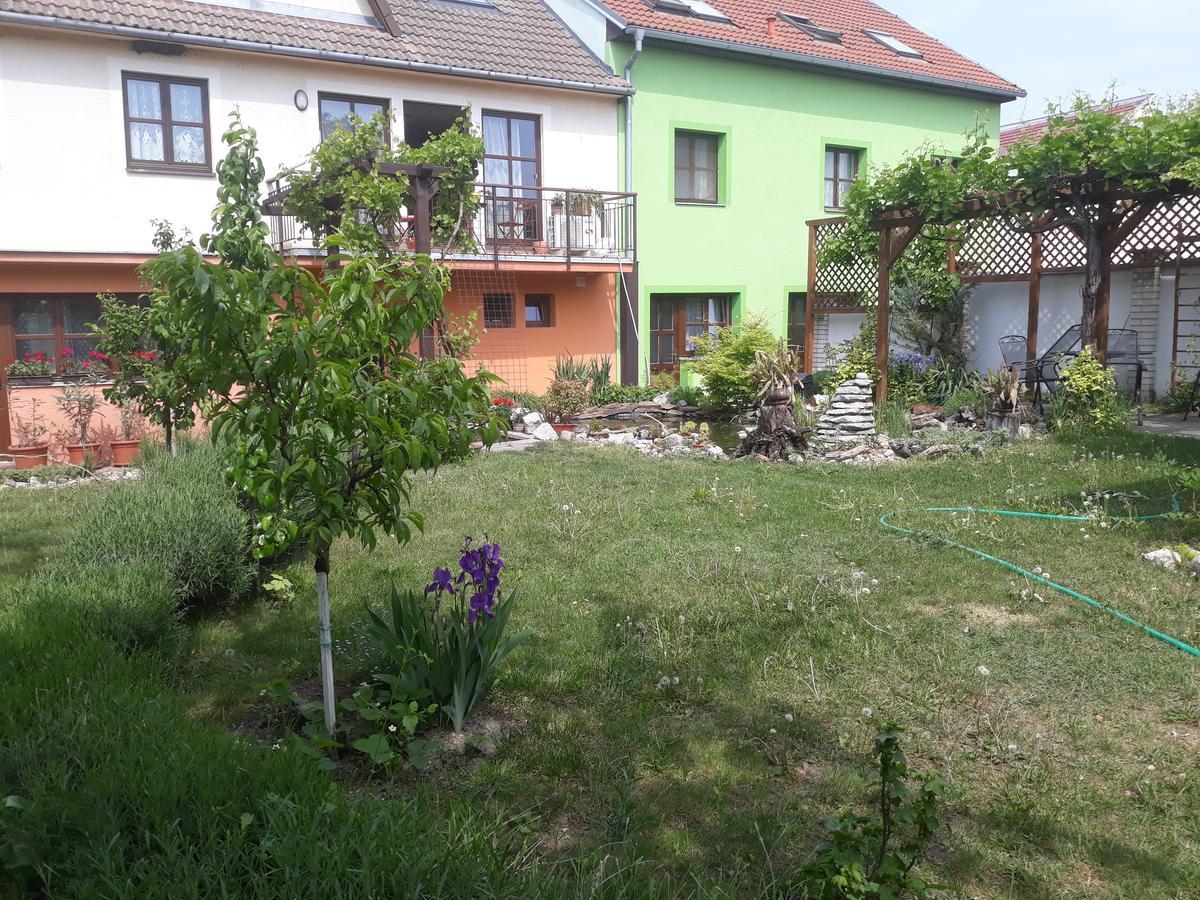 Pension Zeleny Strom Мікулов Екстер'єр фото